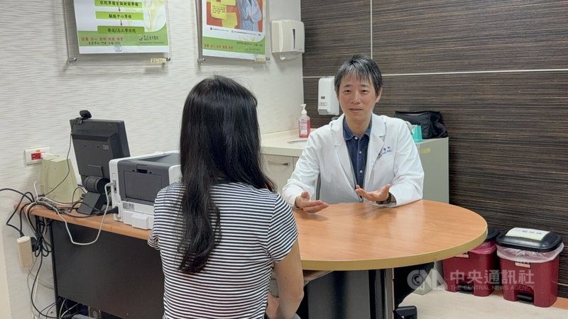 衛福部台中醫院身心精神科主任章秉純建議,罷免與選舉還是有本質上不同,罷免投票容易有負向情緒,反應比較激烈;前2週因焦慮情緒就醫的人數有增加趨勢,事件已落幕,建議避免再接觸煽動情緒的訊息。中央社記者趙麗妍攝 114年7月28日