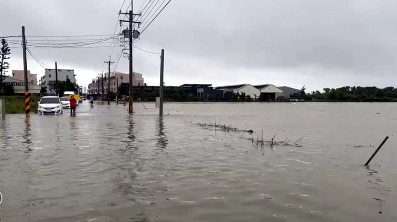 受低壓大豪雨影響,嘉義縣六腳鄉六斗村地區28日淹水,道路與農田汪洋一片。(蔡易餘服務處提供)中央社記者黃國芳傳真 114年7月28日