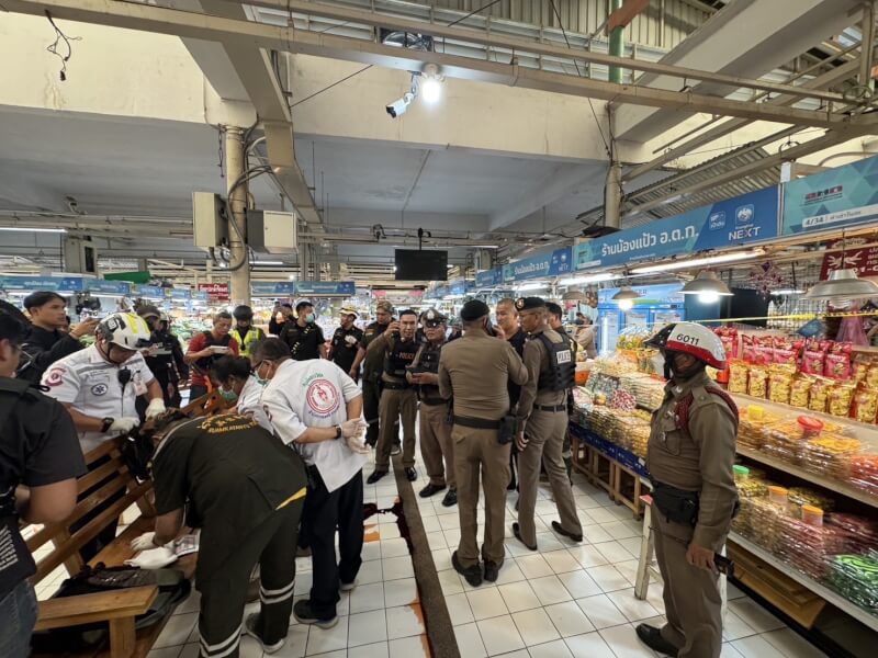 泰國警方28日在案發現場進行調查。（圖取自x.com/CIBThailand）