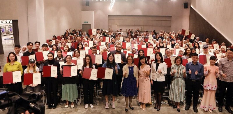 2025年度共有130名馬來西亞學生獲得台灣教育部頒發的「台灣獎學金」、「華語文獎學金」及ICDF國際高等人力培訓外籍生獎學金。駐馬代表葉非比(前右7)盼獲獎同學成為深化交流橋梁。(駐馬來西亞辦事處提供)中央社記者吳昇鴻新加坡傳真 114年7月28日