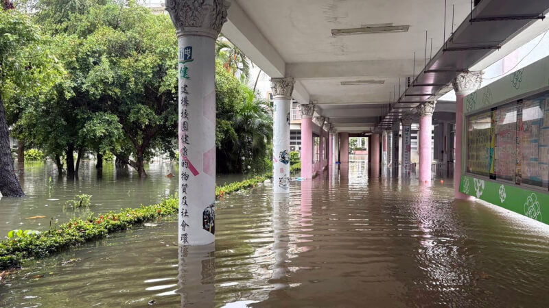 受低壓帶與西南風影響，嘉義縣28日清晨起降大豪雨，部分地區出現積淹水災情，朴子地區校園幾乎都泡在水中，圖為朴子國中校園成了水鄉澤國。（朴子國中提供）中央社記者黃國芳傳真　114年7月28日