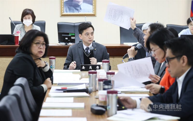 立法院內政委員會28日審查「行政區劃法草案」,國民黨召委牛煦庭(前左2)要求內政部,一週內彙整政院版與立委提案版的差異。(中央社檔案照片)