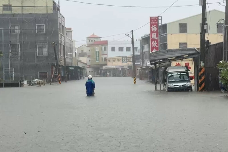 台南市後壁區28日上午多處積淹水，其中菁寮老街一帶道路幾乎無法通行。（讀者提供）中央社記者楊思瑞台南傳真  114年7月28日