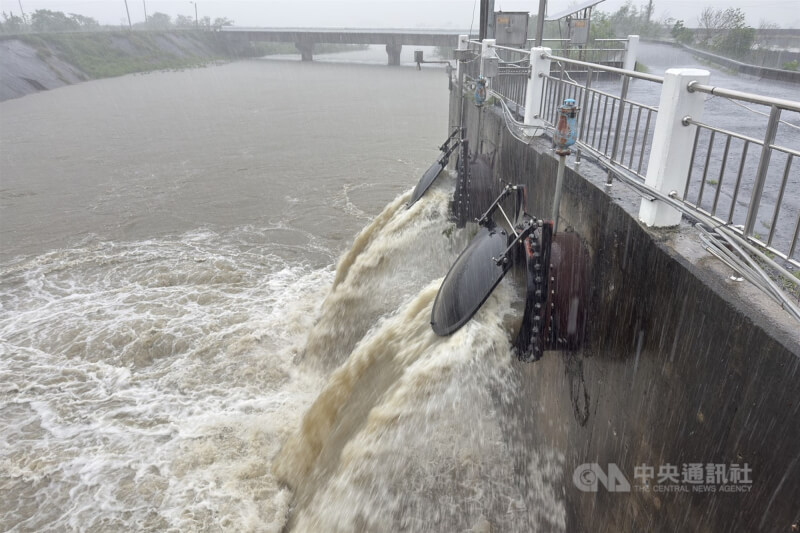 中央氣象署28日上午對台南發布暴雨災防告警,雨勢最大的後壁區在上午10時累積雨量超過350毫米,市府啟動菁寮抽水站等設施加強排水。(台南市政府提供。)中央社記者楊思瑞台南傳真 114年7月28日