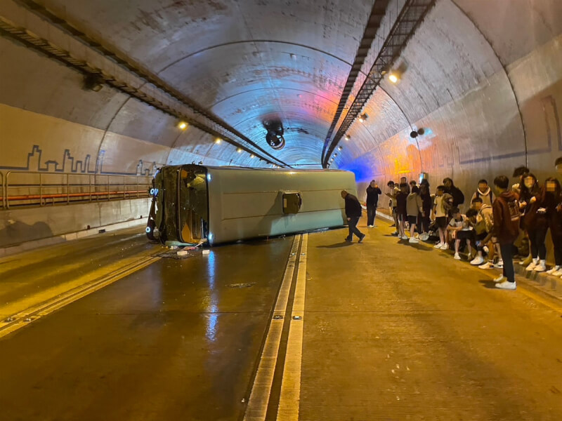 康橋中學校車去年3月在北市文山隧道翻覆造成24人輕重傷。（翻攝照片）