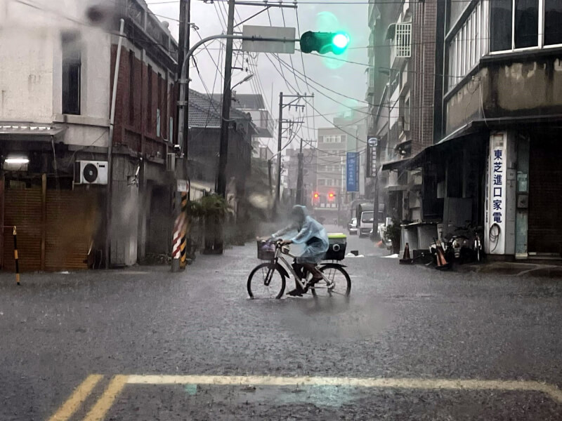 受低壓大豪雨影響,嘉義縣政府28日緊急發布停班、停課訊息。朴子市區積淹水。(民眾提供)中央社記者黃國芳傳真 114年7月28日