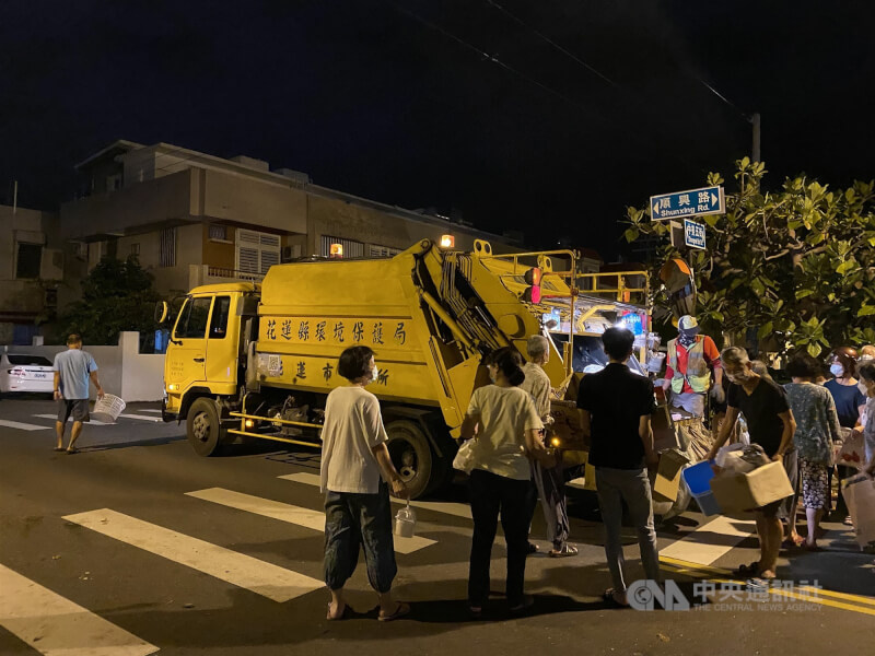圖為花蓮縣民眾倒垃圾。(中央社檔案照片)