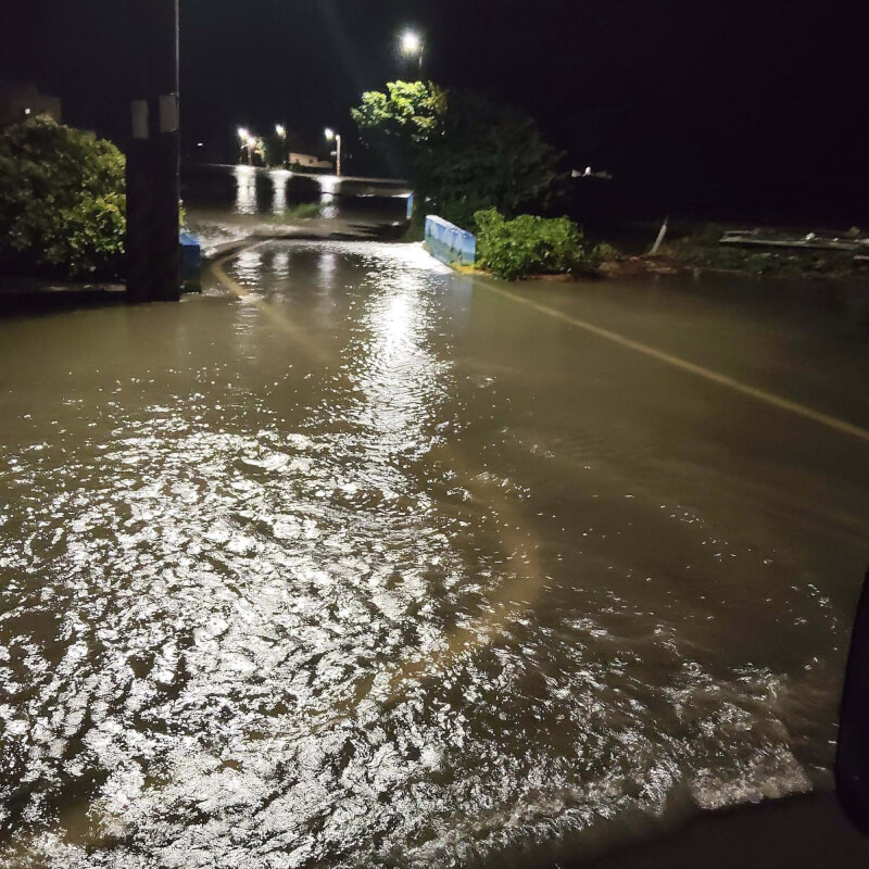 台中市28日凌晨開始降雨,恰逢海水滿潮,大安區中庄里南海路附近嚴重積淹水。(莊明堯提供)中央社記者趙麗妍傳真 114年7月28日