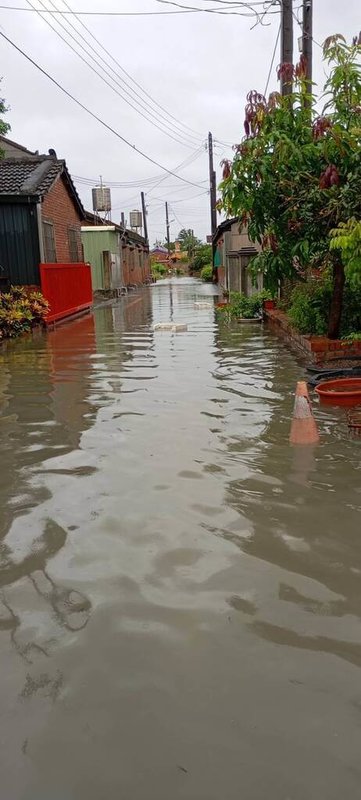 受低氣壓和西南氣流影響,雲林縣27日深夜開始降雨,其中水林鄉至28日早上7時仍有較大雨勢,淹水情況嚴重。(水林鄉公所提供)中央社記者姜宜菁傳真 114年7月28日