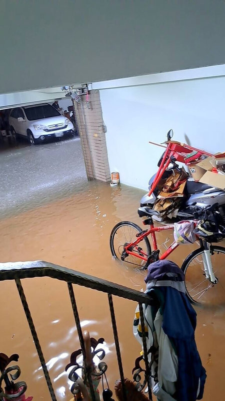 低壓帶及西南風影響,嘉義縣28日有局部豪雨或大豪雨,朴子社區住戶車庫淹水。(蔡長奇提供)中央社記者黃國芳傳真 114年7月28日