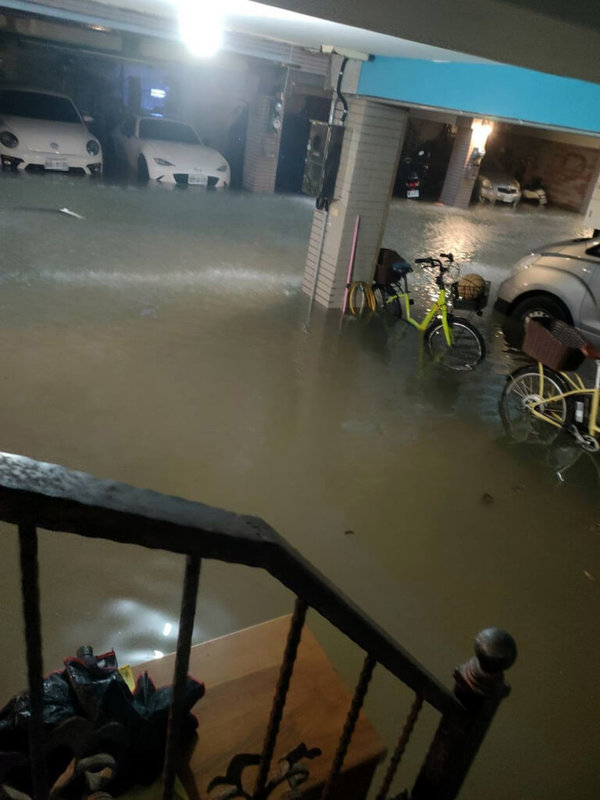 低壓帶及西南風影響,嘉義縣28日有局部豪雨或大豪雨,達一級淹水示警區域包括太保市、朴子市等地。朴子社區住戶表示,住當地多年第一次淹水。圖為住戶車庫淹水情形。(蔡長奇提供)中央社記者黃國芳傳真 114年7月28日