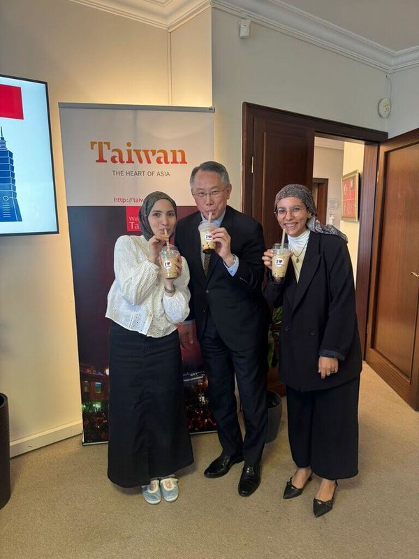 土耳其學生獲得獎學金,可到台灣學習,獲獎者開心地與駐土耳其代表黃志揚(中)合影。(駐土耳其代表處提供)中央社記者李晉緯台北傳真 114年7月28日