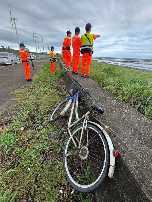 彰化縣線西鄉74歲汪姓老翁27日騎腳踏車出門後失聯，家人報警協尋，在彰化縣自然生態教育中心附近尋獲腳踏車，但老翁不知去向，海巡人員28日持續搜尋中。（賴清美提供）中央社記者鄭維真傳真　114年7月28日