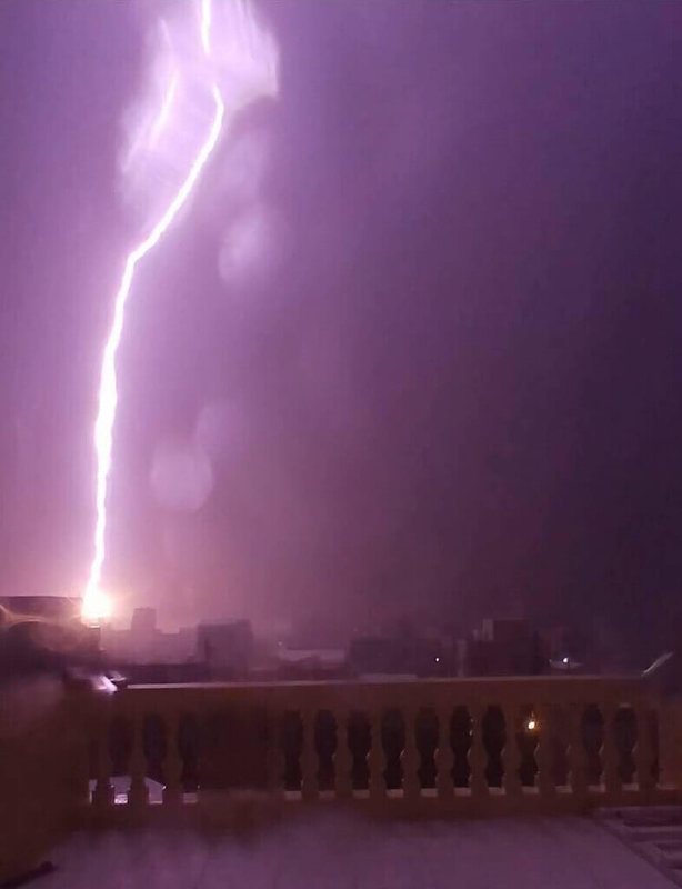 受到低壓帶及西南氣流影響,澎湖地區27日深夜罕見雷雨交加,雖未傳出災情,但民眾都感受到雷雨與閃電震撼威力。(民眾提供) 中央社 114年7月28日