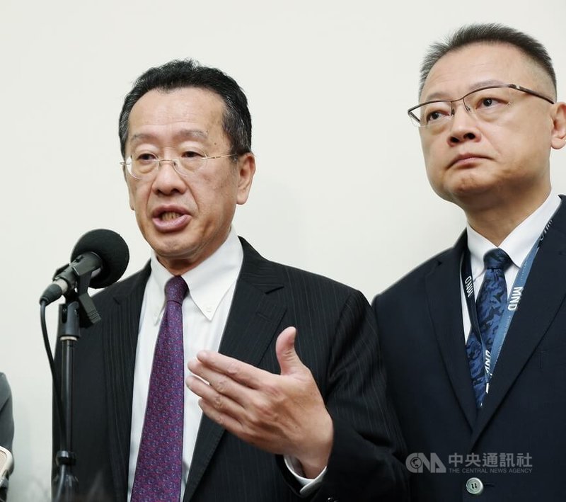 國軍在此次漢光演習共召集逾2萬2000名後備官兵參訓，更首次以旅級規模召訓。國防部長顧立雄（左）28日受訪表示，此舉主要驗證恢復戰力所需時間，並發現「原兵歸原位」的方式效率最佳，未來將以此為方向實施。中央社記者郭日曉攝　114年7月28日