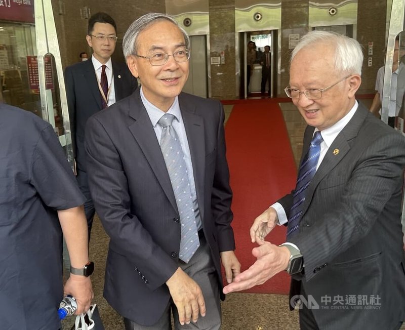立法院財政委員會28日考察財政部轄下公股金控之一的兆豐金控，財政部次長阮清華（右2）、兆豐金董事長董瑞斌（右1）出席。中央社記者張璦攝  114年7月28日