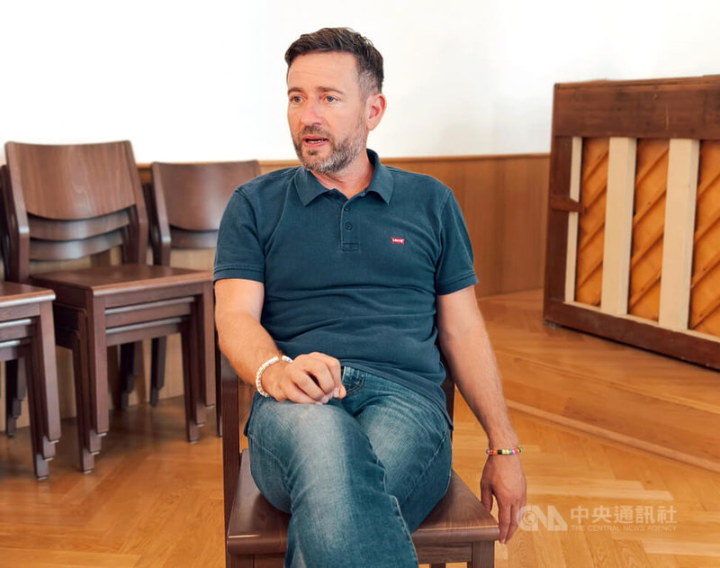 維也納少年合唱團以悠久歷史與天籟之音聞名,藝術總監鮑姆加特納(Erasmus Baumgartner)接受中央社專訪時表示,「我們每年演出超過300場,從教堂的彌撒到全球巡演,孩子們不只學音樂,更學會了紀律與文化理解」。中央社記者趙靜瑜攝 114年7月28日