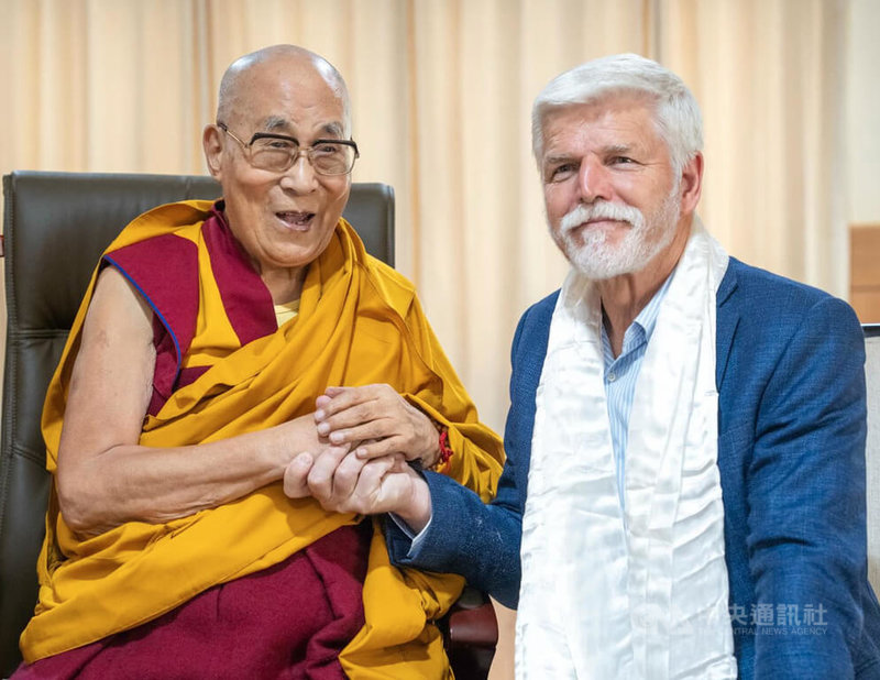 捷克總統帕維爾(Petr Pavel)27日在印度親自向達賴喇嘛祝賀90歲生日。(取自https://www.instagram.com/dalailama/)中央社記者劉郁葶布拉格傳真 114年7月28日