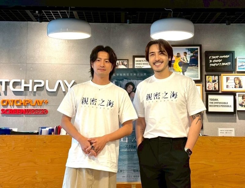 演員李至正(右)與福地祐介(左)在台劇「親密之海」各有精彩演出,其中福地祐介還大尺度正面全裸,他29日表示,自己對裸露戲不陌生,認為這是角色需要的狀態。(CATCHPLAY+提供)中央社記者洪素津傳真 114年7月29日