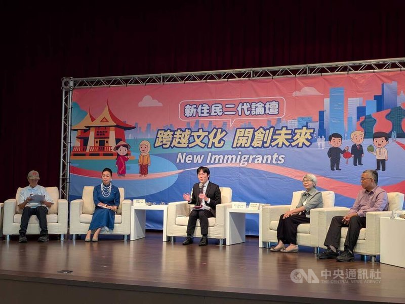 台中市政府29日舉辦「新住民二代論壇–跨越文化 開創未來」，邀請演員阮氏翠恆（左2）、廣播主持人阮氏貞（右2）及台中市法制局長李善植（中）等人與會對談交流。中央社記者蘇木春攝  114年7月29日