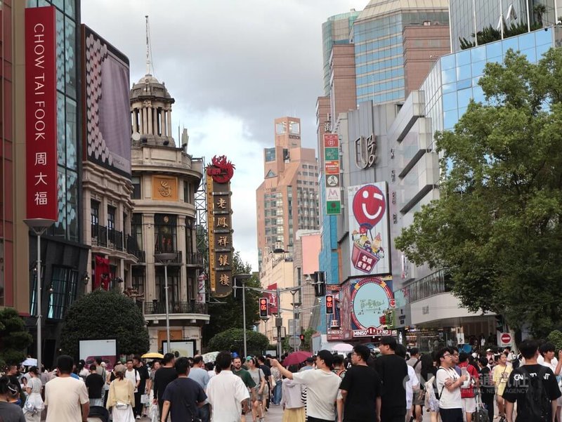 中國受到經濟成長放緩困擾，官方致力於提振民眾消費意願，圖為上海南京路步行街週末逛街人潮。圖攝於7月19日。中央社記者李雅雯上海攝　114年7月29日