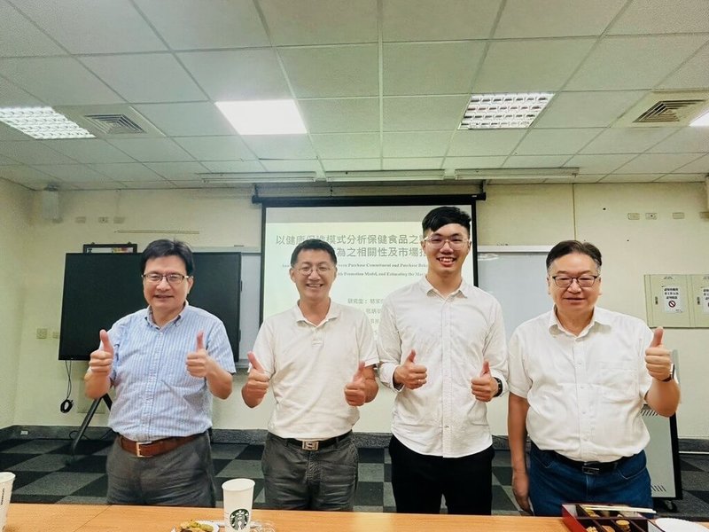 弘光科大健管系碩士生駱家傑(右2),在指導教授張炳華(左2)指引下,完成以「健康促進模式」為架構的研究,透過問卷調查剖析影響保健食品購買行為的因素。(弘光科大提供)中央社記者趙麗妍傳真 114年7月29日