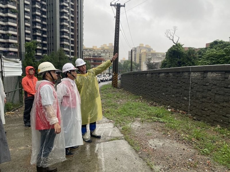 高雄市鼓山三路去年因軍方圍牆破口，逢豪雨發生漫淹情形，副市長林欽榮（右2）29日前往視察圍牆重建段及抽水站等。（高雄市水利局提供）中央社記者蔡孟妤傳真　114年7月29日