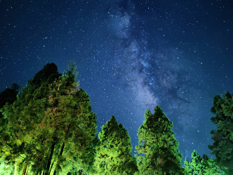 位於阿里山國家森林遊樂區內的嘉義縣香林國小是台灣海拔最高學校，夜晚在操場抬頭就能觀賞星空。（香林國小總務主任廖以仁提供）中央社記者鄭維真傳真  114年7月29日