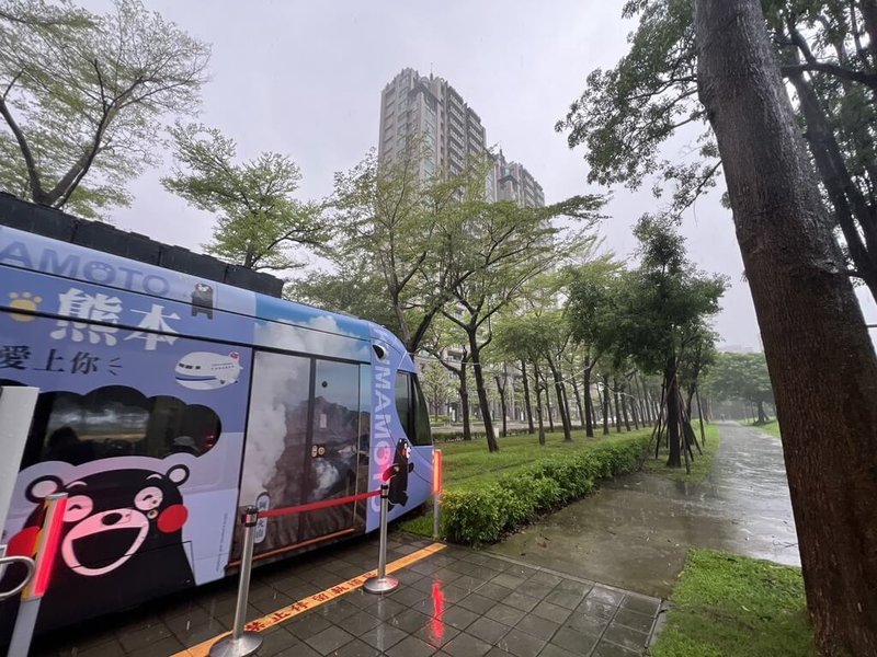 高雄輕軌系統29日營運正常,高雄捷運公司也啟動豪雨應變機制,派員巡查全線軌道、變電站及車站設施,確保無淹水、樹倒或電力異常狀況。(高雄市捷運局提供)中央社記者蔡孟妤傳真 114年7月29日