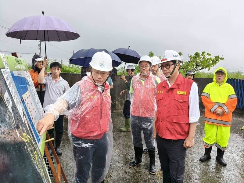 高雄市長陳其邁(前右)29日前往茄萣、永安、彌陀與梓官等沿海地區,實地巡視抽水站與排水設施整備情形。(高雄市水利局提供)中央社記者蔡孟妤傳真 114年7月29日