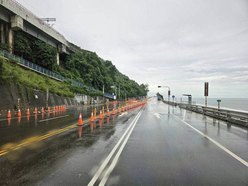 因西南風豪雨影響,邊坡有落石之虞,台9線398K+600至400K+050(南迴公路金崙-多良)路段的南下車道,29日下午5時起實施車道交通管制,調撥北上內側車道供南下車輛通行。(公路局提供)中央社記者盧太城台東傳真 114年7月29日