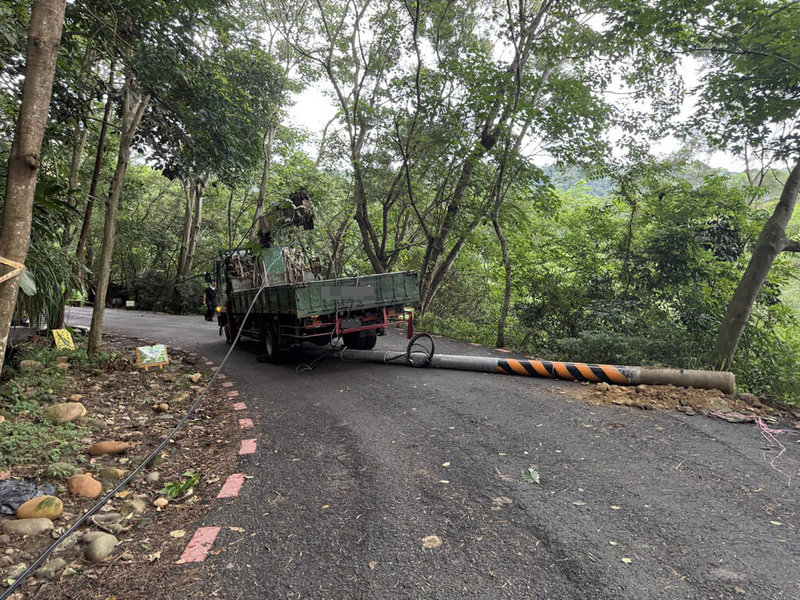 一輛大貨車29日下午行經彰化縣員林市藤山步道時,因車上起重機勾到電線,導致2根電線桿被拔起,其中1根還壓傷路人。警方表示,駕駛酒測值為0,詳細肇事原因仍待釐清。(民眾提供)中央社記者鄭維真傳真 114年7月29日