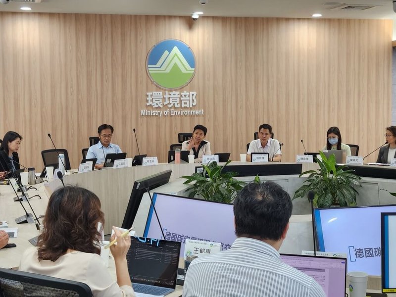 環境部2025年6月與綠色成長聯盟成員代表前往德國參與碳定價研習營,為強化台灣碳定價制度與政策對話,推動台版總量管制與排放交易制度(ETS),29日邀請成員齊聚開分享會交流意見。(環境部提供)中央社記者張雄風傳真 114年7月29日
