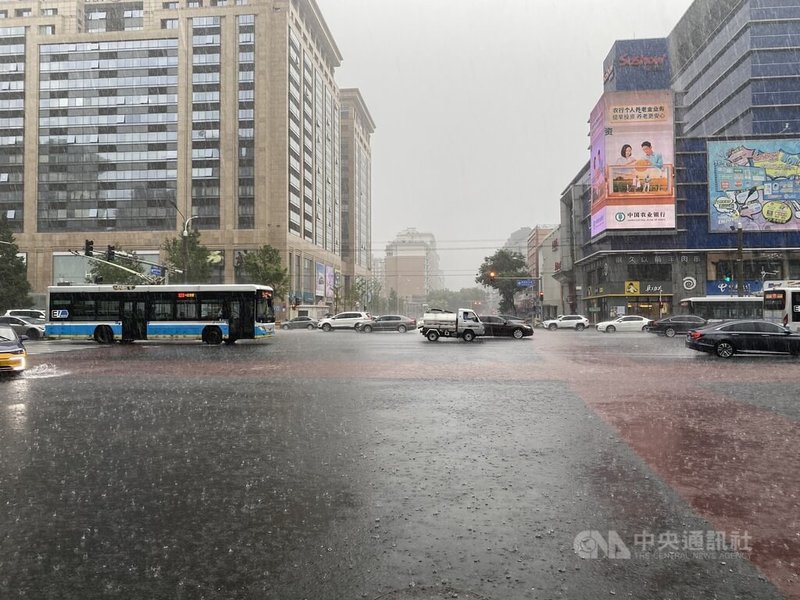 根據中國官媒央視,本輪強降雨已造成北京市30人死亡,其中密雲區28人、延慶區2人,山區受損嚴重。圖為29日北京市區東城區大雨情況。中央社記者謝怡璇北京攝 114年7月29日