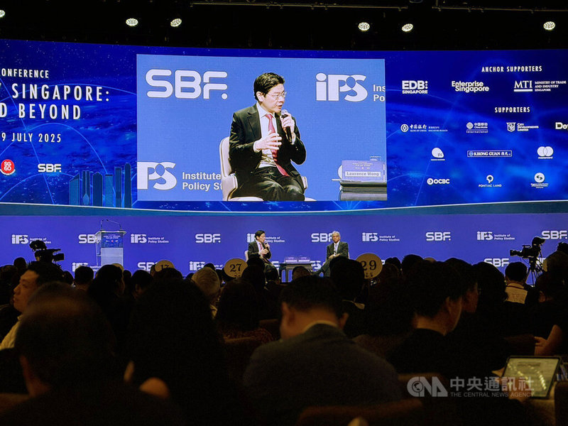 新加坡智庫政策研究所與新加坡工商聯合總會29日舉辦「IPS-SBF 高峰會:全球城市新加坡60週年及未來」論壇,新加坡總理黃循財(台上左)出席。中央社記者吳昇鴻新加坡攝 114年7月29日