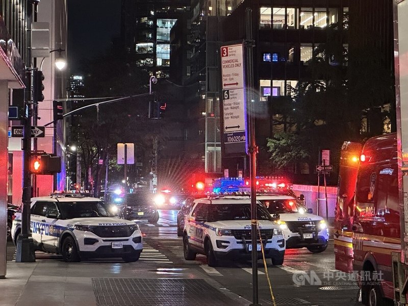 紐約曼哈頓辦公大樓晚間發生槍擊案,入夜後警方大規模封鎖案發區域。中央社記者廖漢原紐約攝 114年7月29日