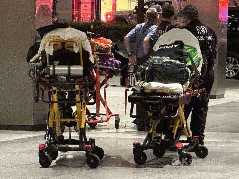 紐約曼哈頓中城辦公大樓下班時刻發生槍擊案,救護人員待命搶救。中央社記者廖漢原紐約攝 114年7月29日