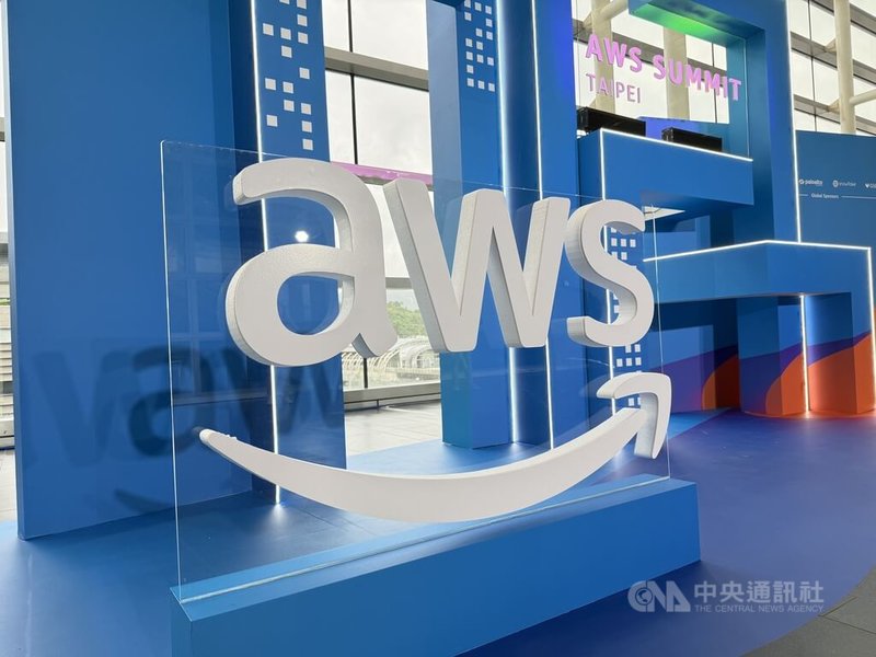 亞馬遜公司(Amazon)旗下雲端運算服務AWS於29日舉辦台灣雲端高峰會,內容涵蓋生成式人工智慧與機器學習、資料分析、雲端基礎設施、遷移與應用程式現代化、資訊安全及產業應用、AWS亞太(台北)區域等主題。中央社記者吳家豪攝 114年7月29日