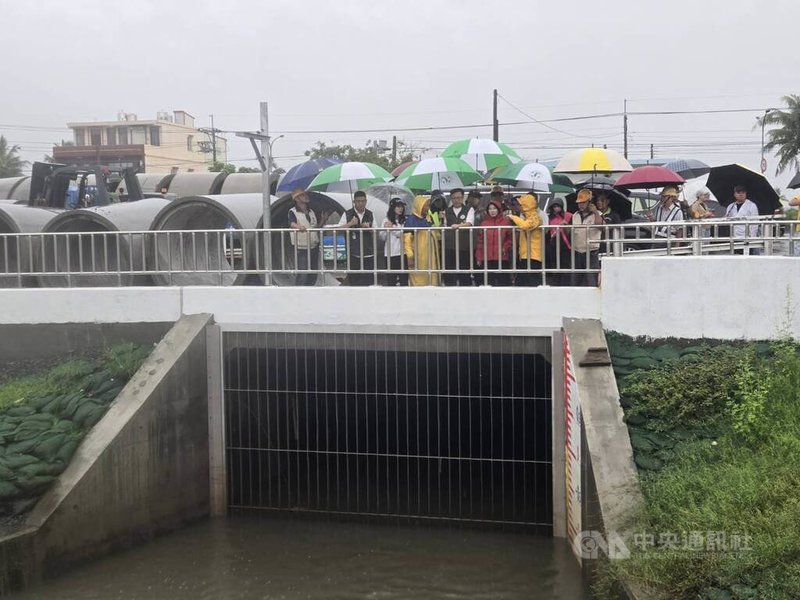 屏東縣29日預估雨量超過350毫米,縣長周春米(前中,紅外套者)29日視察東港鎮大潭社區排水工程。中央社記者黃郁菁攝 114年7月29日