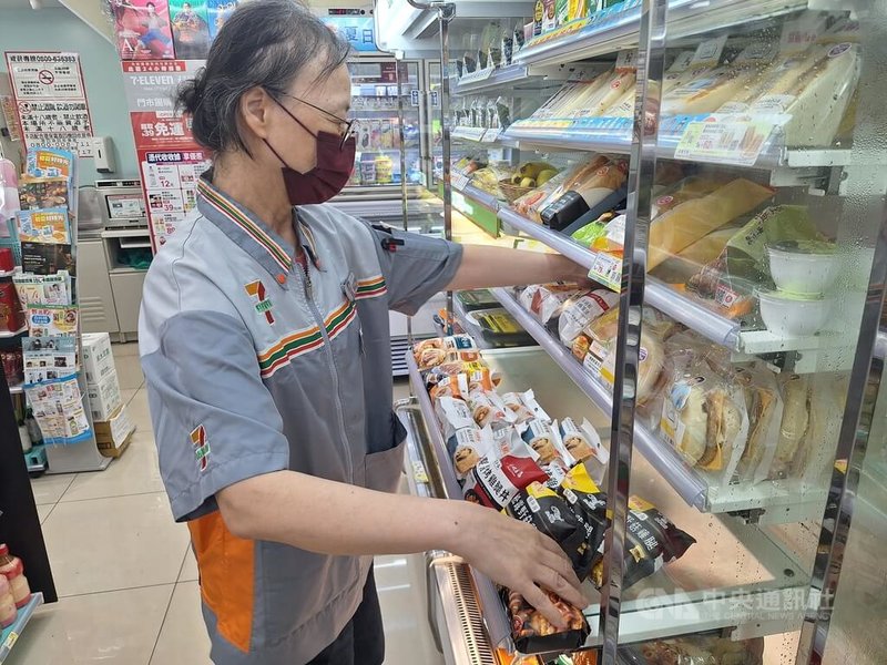 7-ELEVEN世和門市、63歲的黃玉華從最初在加盟店工作年餘,到後來轉至直營門市,在超商工作儼然成為黃玉華職涯第二春。中央社記者何秀玲攝 114年7月29日