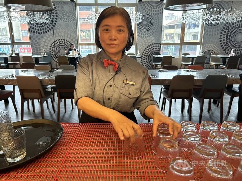 63歲的陳湘玲在王品集團的西堤蘆洲集賢店擔任外場人員,她說「送餐都有推車和托盤,店長會顧慮到我們的膝蓋和腰,叮嚀我不要拿太重」。中央社記者江明晏攝 114年7月29日
