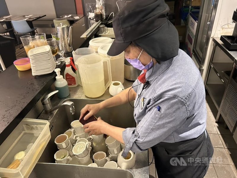 63歲的陳湘玲重返職場進入王品集團,在新菜推出時,店長特地為她印製大字版菜單,幫助她記憶與學習,她感動地說,「我同事都比我女兒還小,但他們願意教我、幫我,真的很棒」。中央社記者江明晏攝 114年7月29日