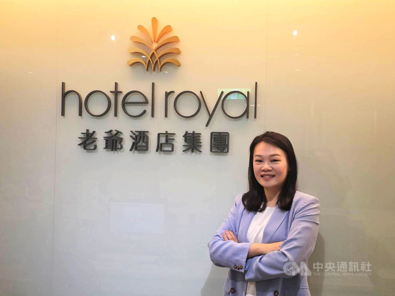 老爺酒店集團人資部協理顏瑞嫻表示,55歲以上其實還有大量勞動力沒被善用,參與率不到5成,但在酒店內部,很多50幾歲的員工表現都很亮眼,因此重新設計職務,專為中高齡世代打造。中央社記者江明晏攝 114年7月29日