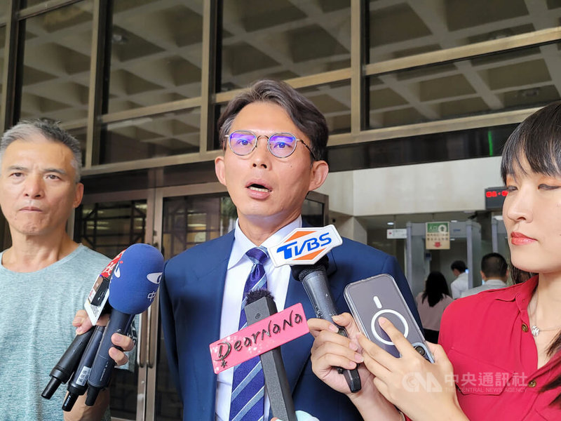 民眾黨立委黃國昌指立法院表決財劃法修正草案時,民進黨立委許智傑去和新系大老吳乃仁吃飯,遭許智傑提告妨害名譽等罪;台北地檢署29日下午傳喚黃國昌(中)到庭,圖為黃國昌庭前接受媒體聯訪。中央社記者謝幸恩攝 114年7月29日