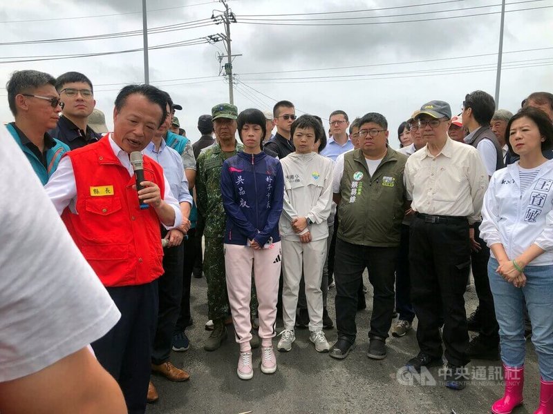 行政院長卓榮泰(前右2)29日到嘉義縣朴子市視察荷苞嶼佳禾橋排水整治,聽取嘉義縣長翁章梁(前左持麥克風者)說明淹水情形。中央社記者黃國芳攝 114年7月29日