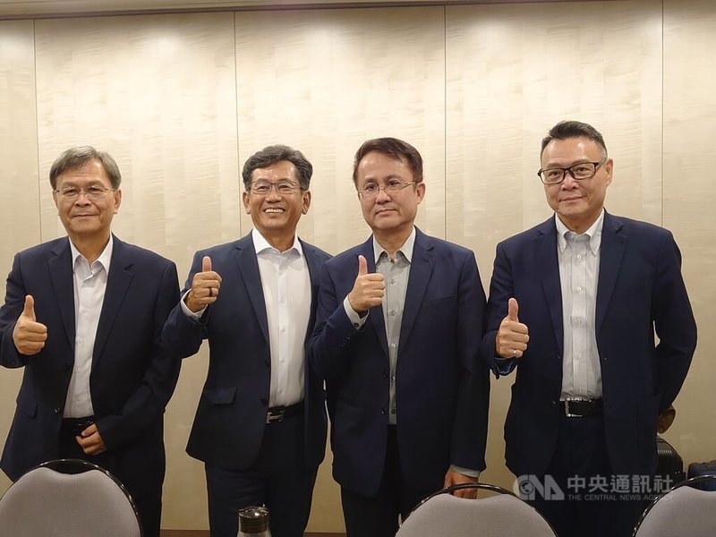 竑騰預計8月底掛牌上櫃，29日舉行媒體交流會，董事長王獻儀（左2）主持。總經理徐嘉新（右2）表示，下半年營運展望樂觀。中央社記者張建中攝  114年7月29日