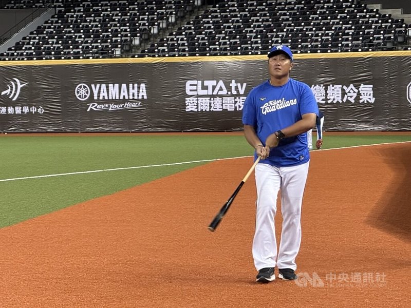 中職富邦悍將開始使用3洋投先發,投手教練許銘傑(圖)表示,首輪看起來效果不錯,會再觀察一輪後評估要不要維持。中央社記者謝靜雯攝 114年7月29日
