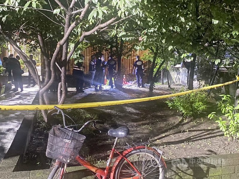 新北市新莊區發生箱屍命案，警方專案小組29日晚間表示，現階段朝2方向偵辦，主要是確認死者身分以及追查是何人棄屍，才能鎖定目標追緝。圖為鑑識人員在現場採集可疑跡證。（翻攝畫面）中央社記者黃旭昇新北市傳真  114年7月29日