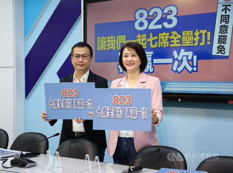 國民黨立法院黨團29日召開記者會,黨團書記長王鴻薇(右)表示,另外7席藍委的罷免案及核三延役公投案的投票,國民黨團會全力支持7席藍委,一樣再交出一張漂亮的成績單,一定要全壘打。左為國民黨團首席副書記長羅智強。中央社記者謝佳璋攝 114年7月29日