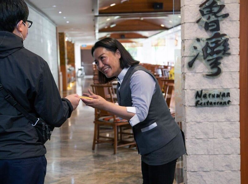 當台灣正式邁入超高齡社會、飯店業人力缺口高達2成時,老爺酒店集團選擇從中高齡世代中找答案,2023年推出「壯幫手募集計畫」,讓那些原以為與職場告別的人們,再次找到自己舞台。(老爺提供)中央社記者江明晏傳真 114年7月29日